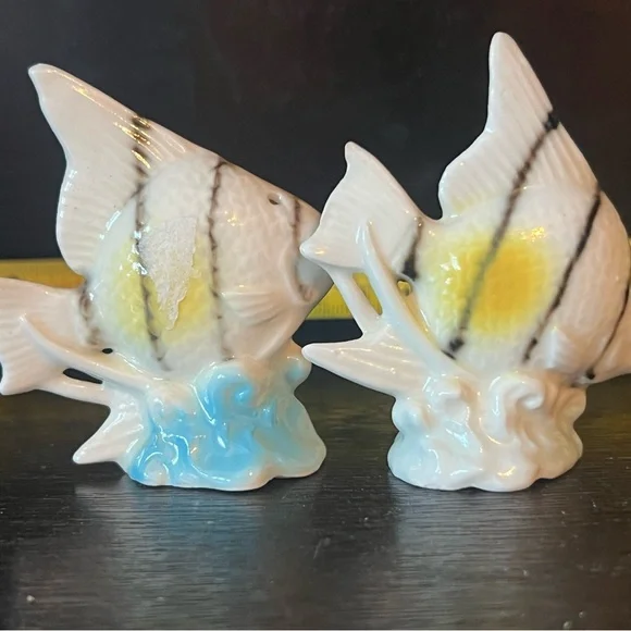 Delicate Fish Shaker Set - Picture 3 of 4